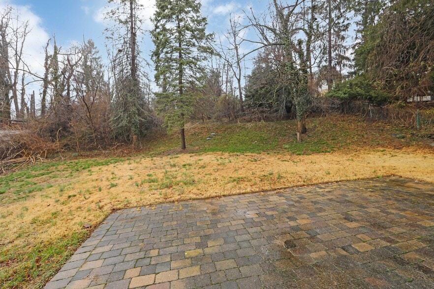 Building Photo - 204 Greenbriar Ln