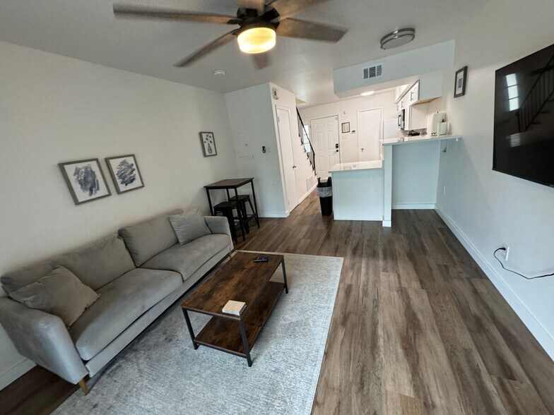 Building Photo - 798 S Cedar St