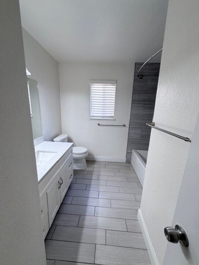 Building Photo - 7625 Canyon Clover Dr