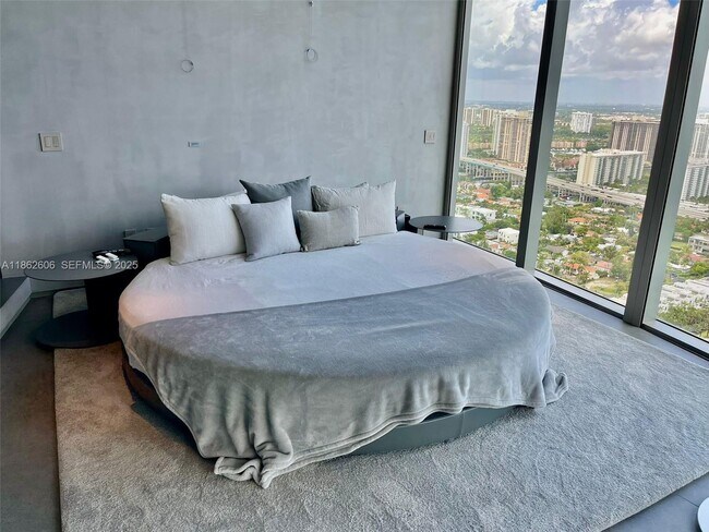 Building Photo - 18555 Collins Ave