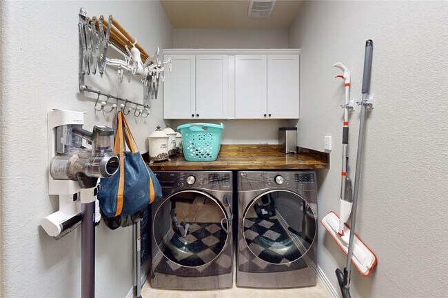 Building Photo - 25003 Stratton Meadows Dr