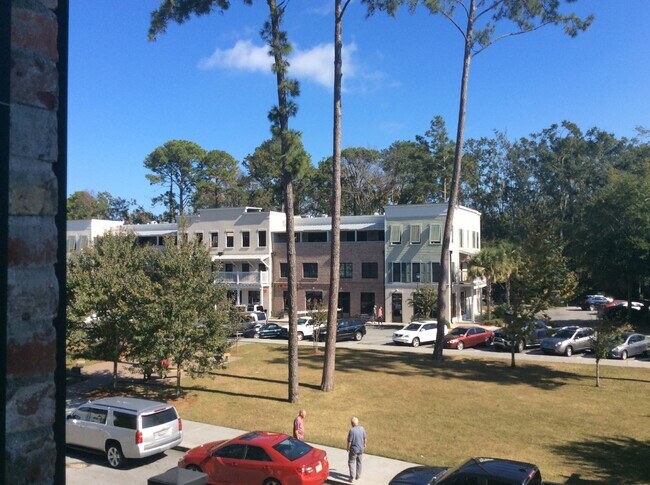 Building Photo - Two Bedroom Condo in the Heart of the Bluffton Promenade!