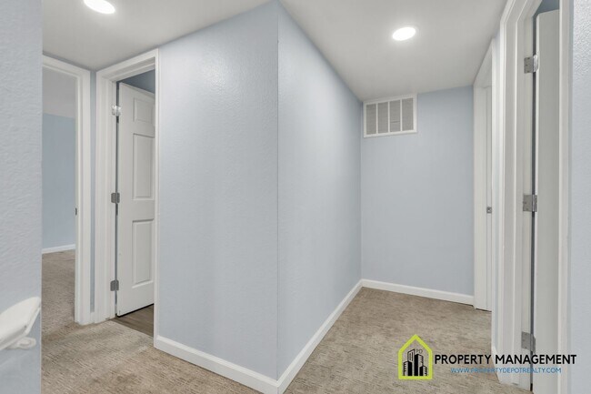 Building Photo - Inviting 3-Bedroom, 2-Bathroom Residence w...