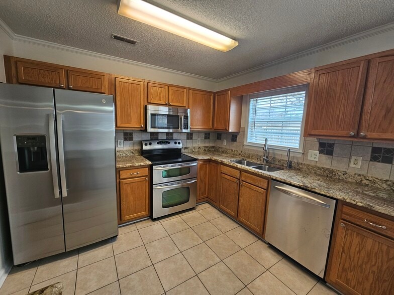 Building Photo - 1503 Flushing Dr