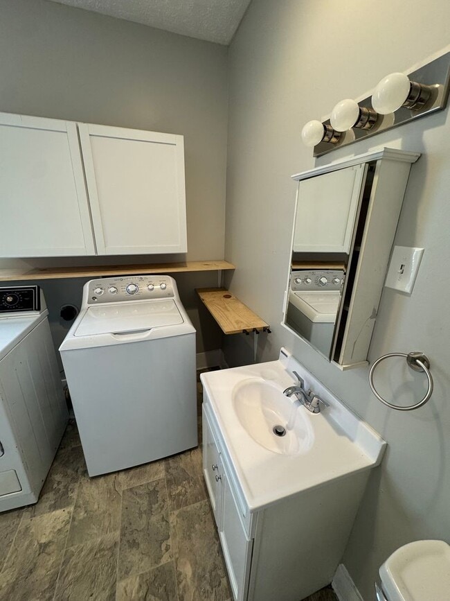 Building Photo - Spacious Four Bedroom House Close to Downt...