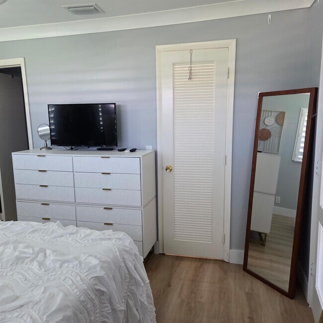 Building Photo - 300 SW Golfview Terrace