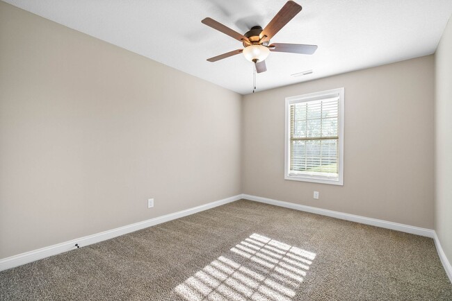 Building Photo - Pet Friendly Three Bedroom!