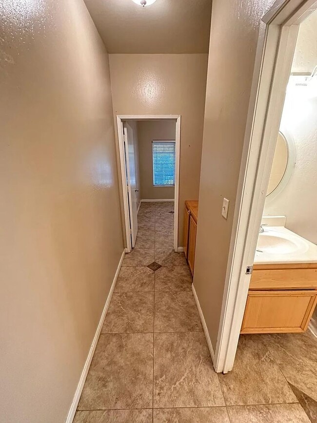 Building Photo - Well Maintained Single Family Home in Bakersfield, CA