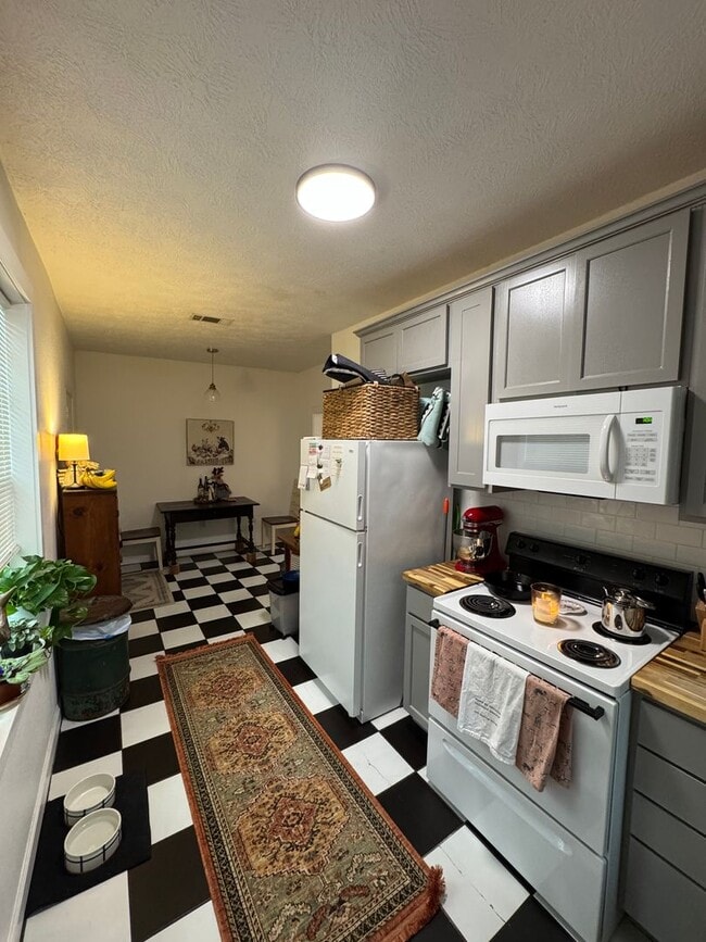 Building Photo - August Move-In! Charming 2/1 house near Do...