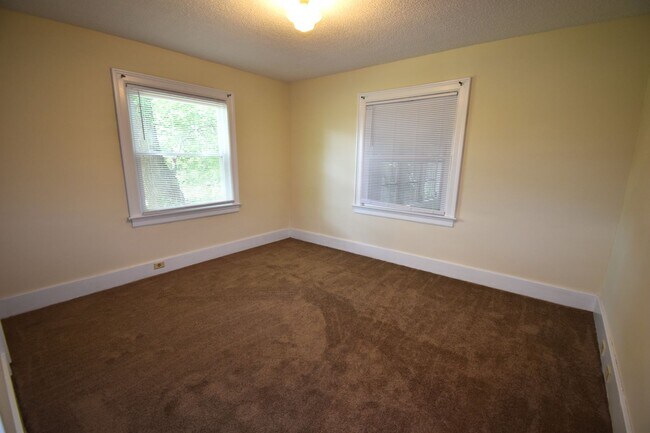 Building Photo - Large 2 Bedroom Home For Rent Near Madison Street!