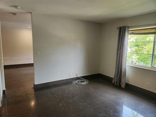 Building Photo - 124 NE 19th Ct