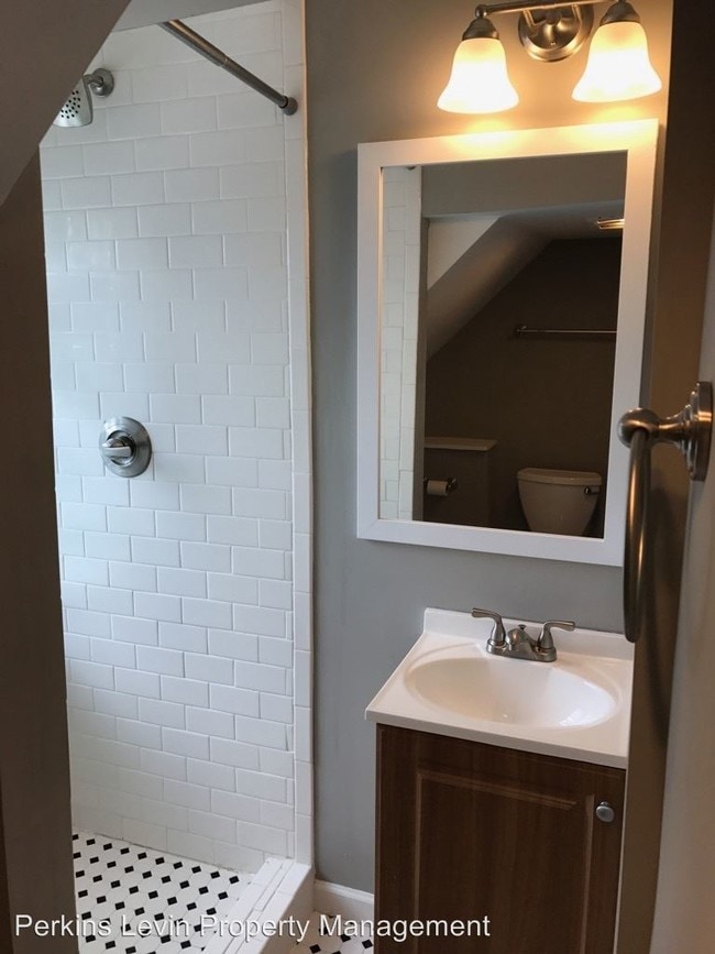 Building Photo - 735 Quincy St NE