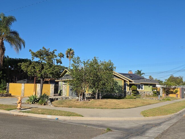 Building Photo - Beautiful Single Family in Garden Grove fo...