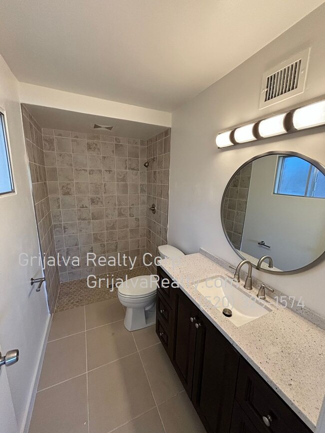 Building Photo - MOVE IN SPECIAL! Remodeled 4 Bed, 2 Bath E...