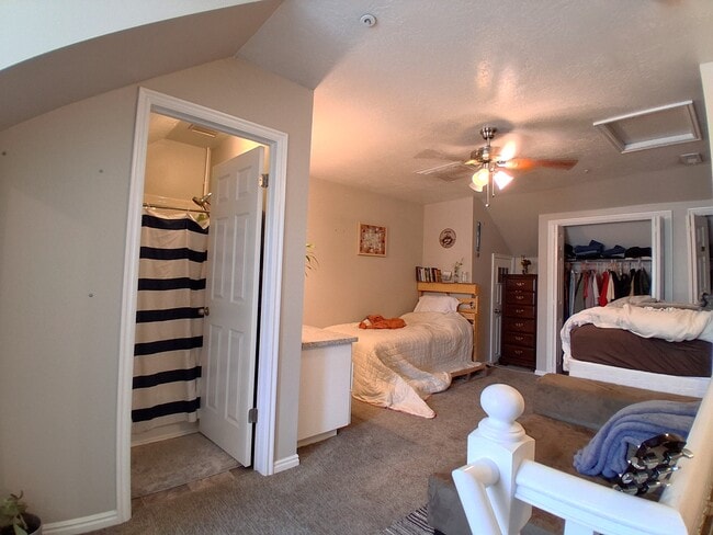 Building Photo - 986 900 E