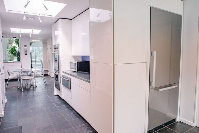 Building Photo - One of a kind private estate on Gravelly L...