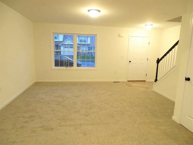 Building Photo - 2 Broken Arrow Dr