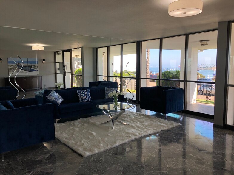 Main/front lobby, sitting area - 2601 E Ocean Blvd