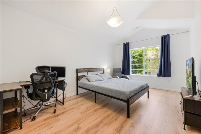 Building Photo - Crisp, Updated Townhome Near Nike & Shopping
