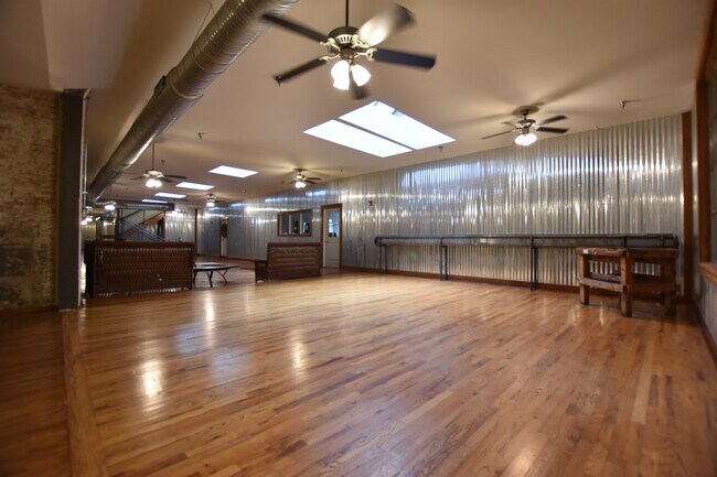 Building Photo - Stunning  2 Bedroom Loft @ Piedmont Leaf Lofts in Innovation Quarter!
