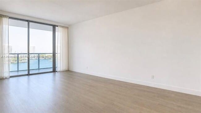 Building Photo - 900 Bay Dr