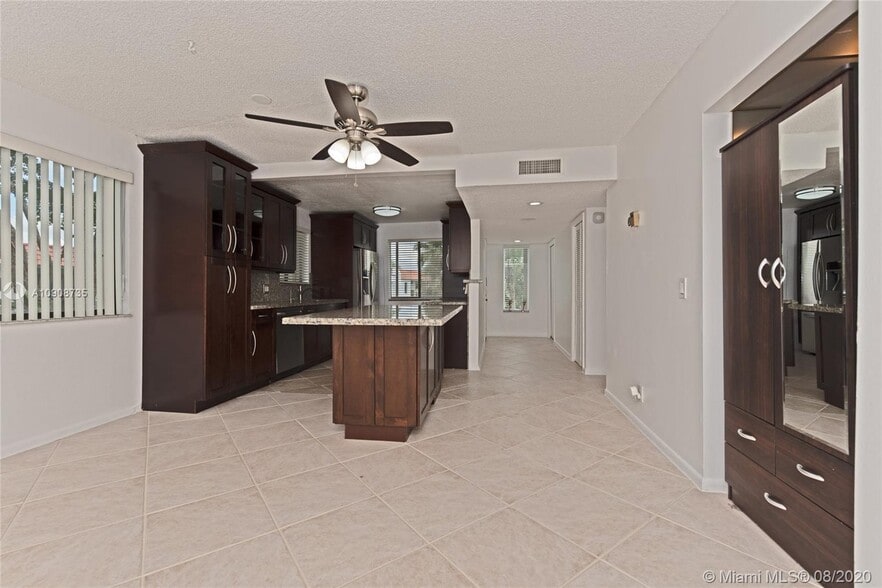 Building Photo - 320 Racquet Club Rd