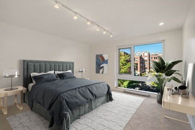 Building Photo - 975 Memorial Dr