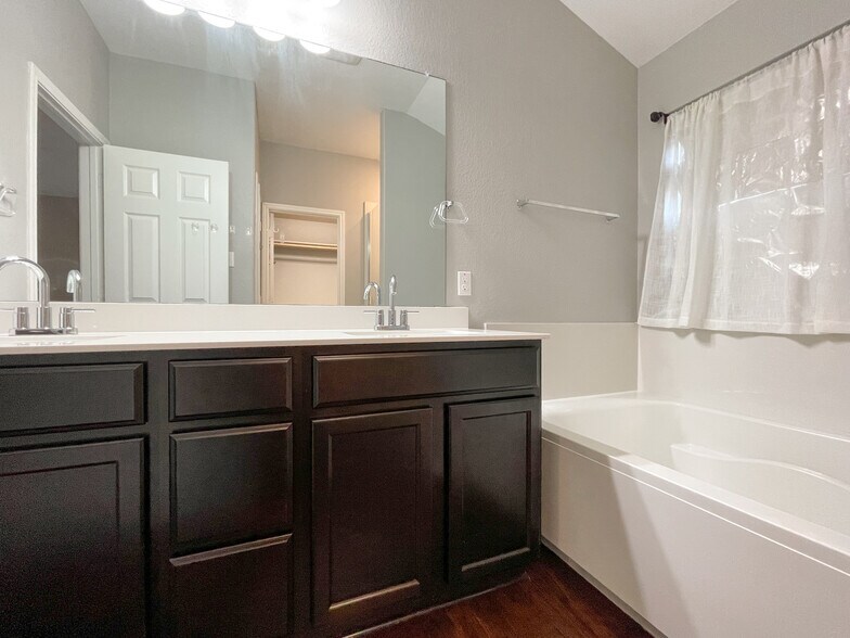 Building Photo - 3228 Beutel Rd