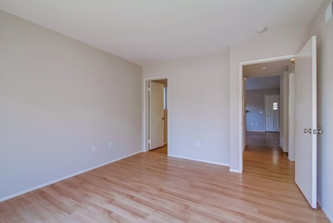 Building Photo - 2049 Haller St