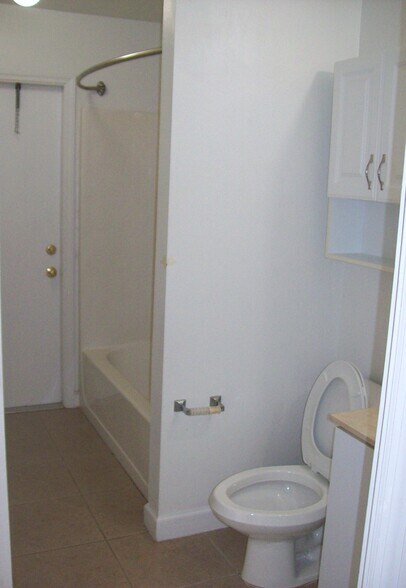 Guest bath - 1903 Veronica Ave