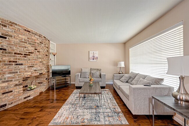Building Photo - 2121 Fountain View Dr