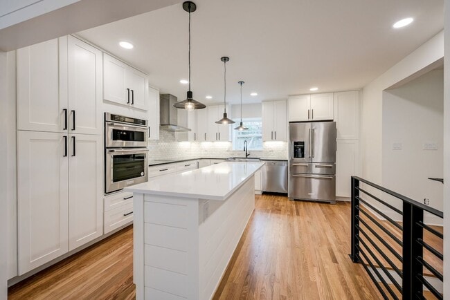 Building Photo - Queen Anne Craftsman - Available September...