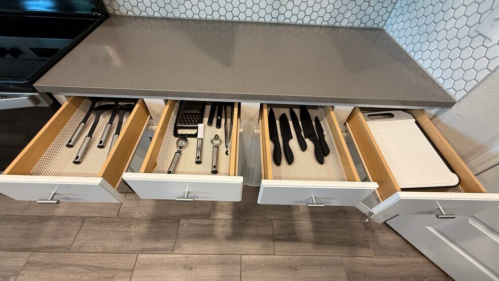 Building Photo - 5945 Hopkins Dr