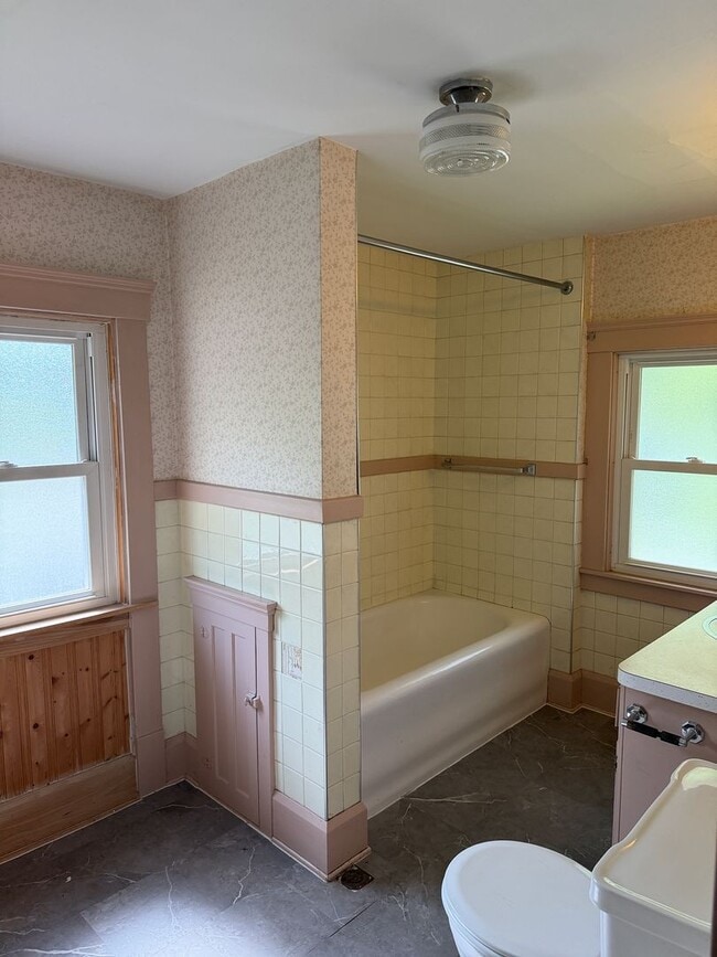 Building Photo - Pet-Friendly 3-Bedroom Elyria Home with $1,500 Total Monthly Price!