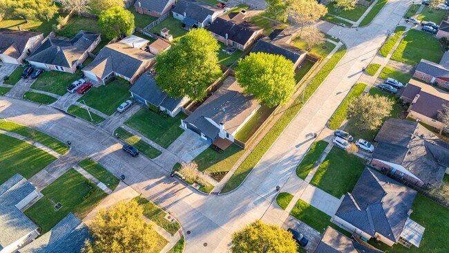 Building Photo - 1102 Ashdale Dr