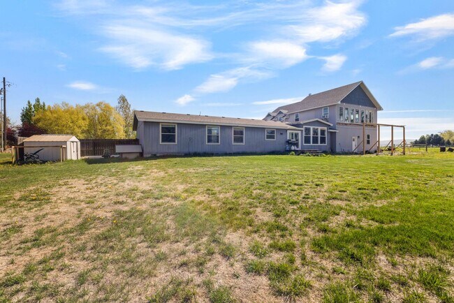 Building Photo - Short term leases available: 3 bed 2 bath ...