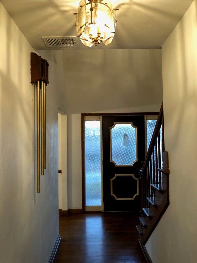 Building Photo - Old English Tudor Style Home in South Charleston