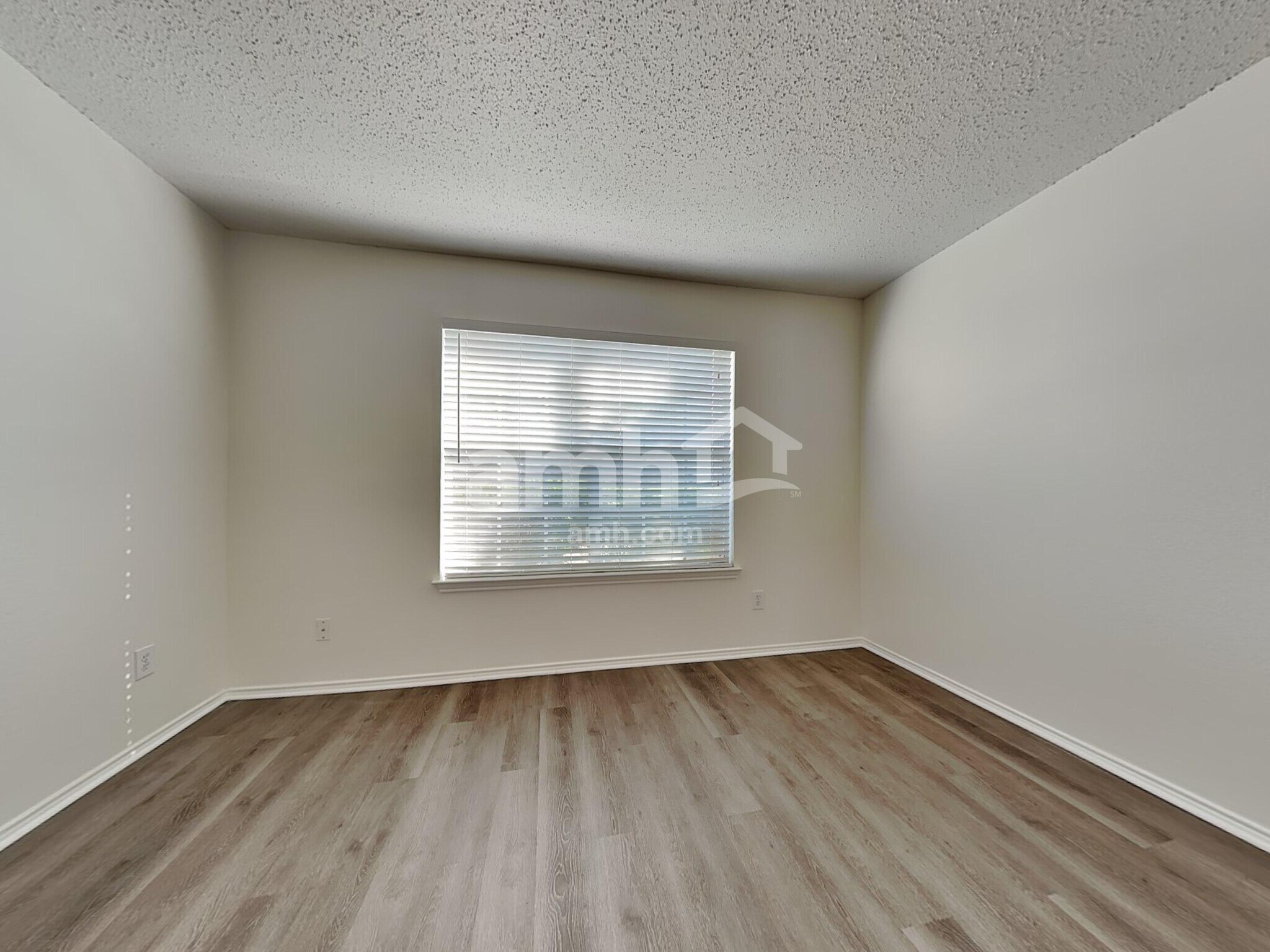 Building Photo - 163 Southlake Dr