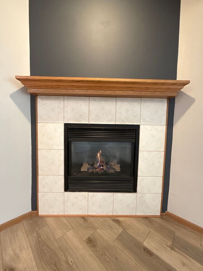 Building Photo - Large 2 Bedroom, 2 Bath apartment with 2 car garage