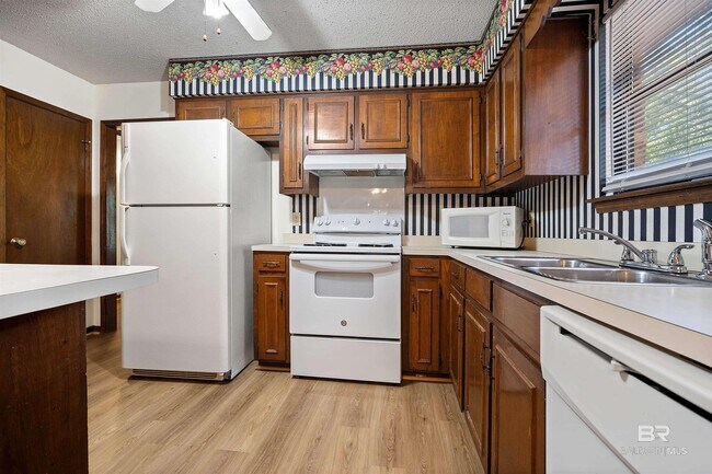 Building Photo - 908 Schaub Ave