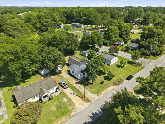 Building Photo - Modern Updates in this Classic 3bedroom/2.5 Bath Home in Erwin