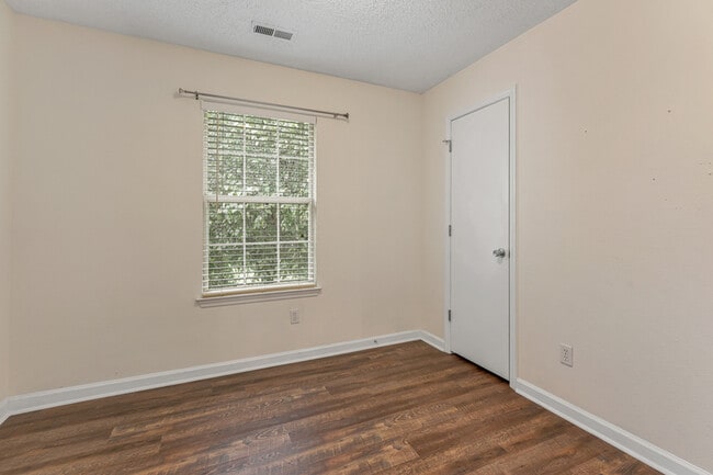Building Photo - 123 River Oaks Dr