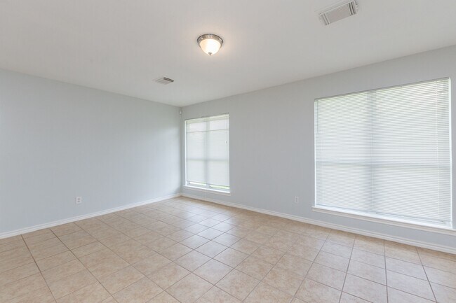 Building Photo - 7615 Greenwood Point Dr