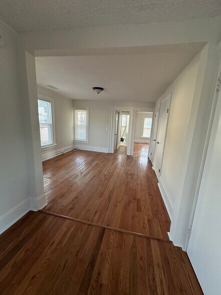 Building Photo - 164 Hanover St