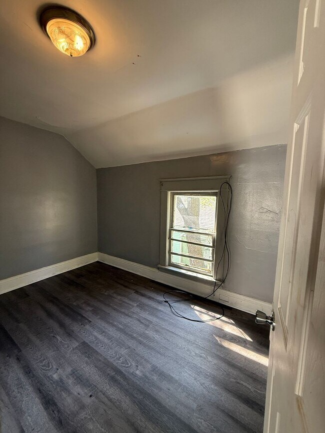 Building Photo - Large 4 bedroom Home