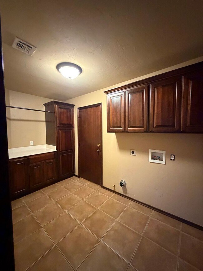 Building Photo - 3 bd/2 ba on Half acre - Edmond Schools