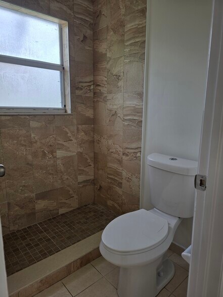 Master bathroom - 2973 SE 15th Ter