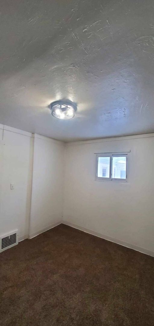 Building Photo - Charming 2-Bedroom Property in Prime Location