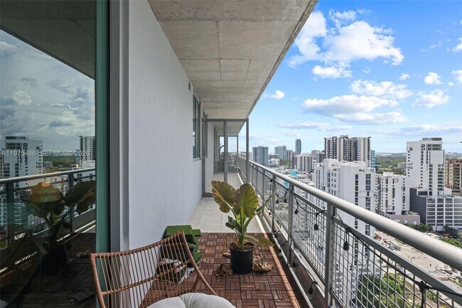 Building Photo - 690 SW 1st Ct