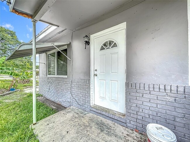 Building Photo - 1423 NW 12th St